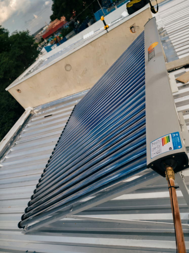 Coletor solar a vácuo em telhado metálico